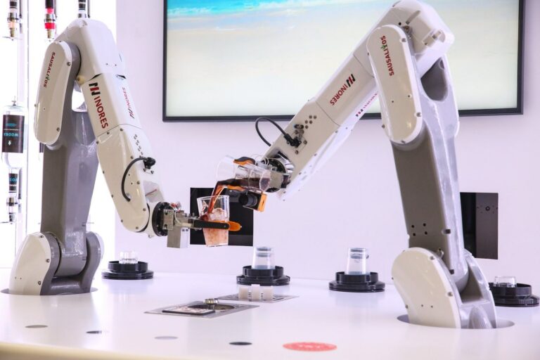 Cocktails vom Roboter: Die erste automatisierte Bar in Deutschland