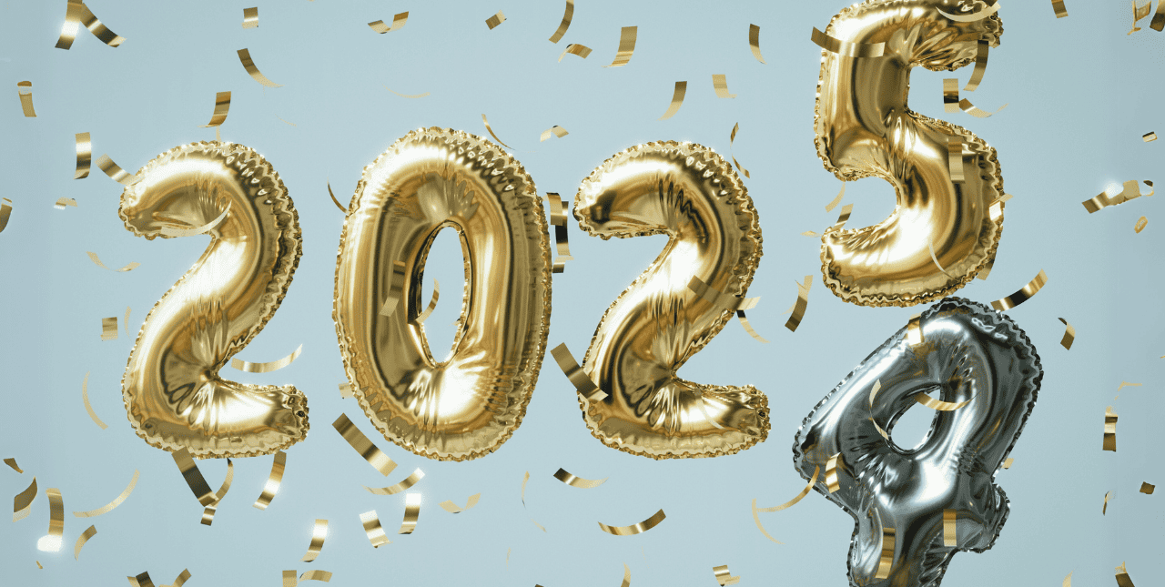 Goldene und silberne Luftballonzahlen 2025 mit Konfetti vor hellblauem Hintergrund