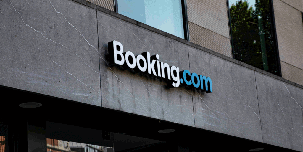 Fasse mit einem Booking.com Schild