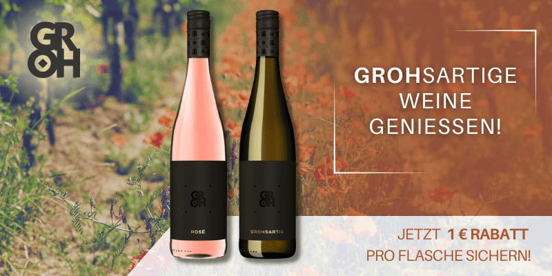 Zwei Flaschen Wein vor Blumenwiese