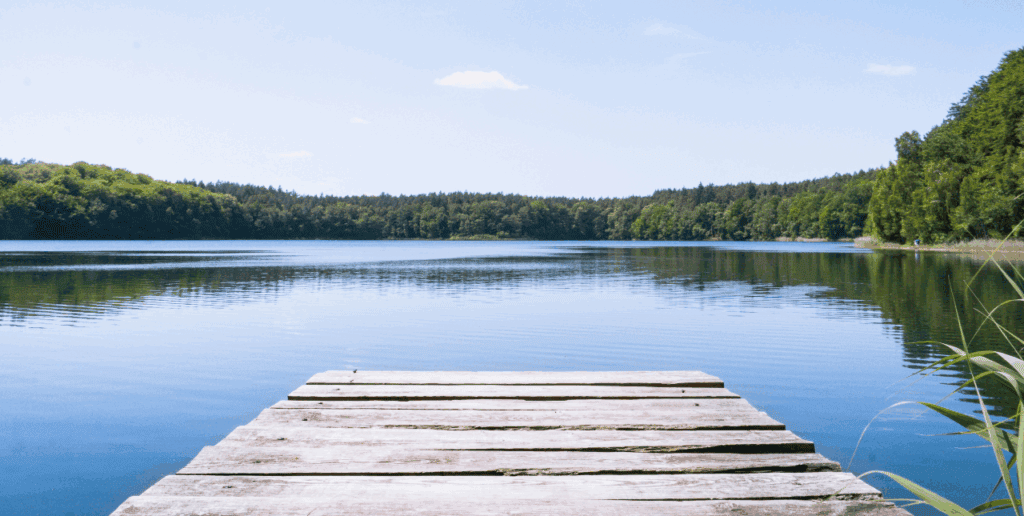 Ein hölzerner Steg in mitten eines Sees