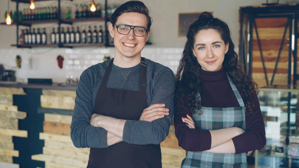 Zwei Cafebesitzer stehen stolz zusammen