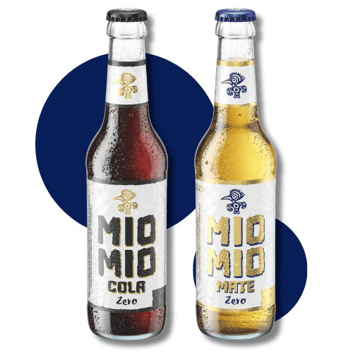 Mio Mio Mate Zero und Mio Mio Cola in gekühlten Glasflaschen vor blauem Hintergrund