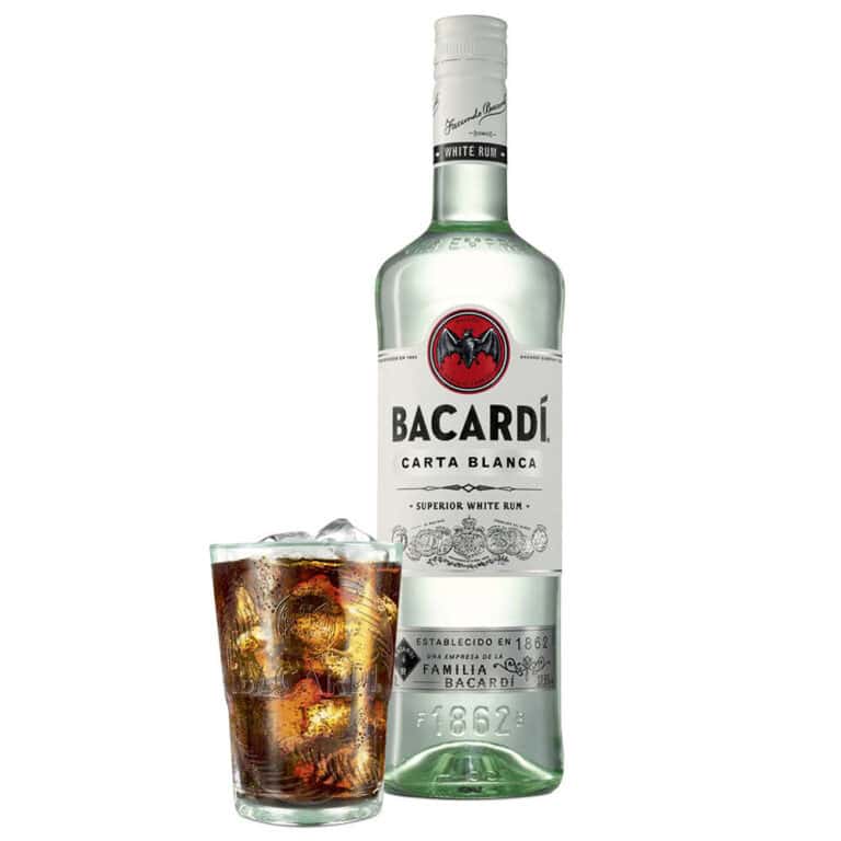 Bacardí Carta Blanca Rum mit Cola auf Eis im Glas