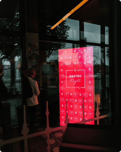 Gastivo Geschäftsführer Matthias Pindur und Christian Stallmann präsentieren vor Publikum bei der Gastivo Gastro Night in moderner Eventlocation in Berlin