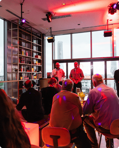 Gastivo Geschäftsführer Matthias Pindur und Christian Stallmann präsentieren vor Publikum bei der Gastivo Gastro Night in moderner Eventlocation in Berlin