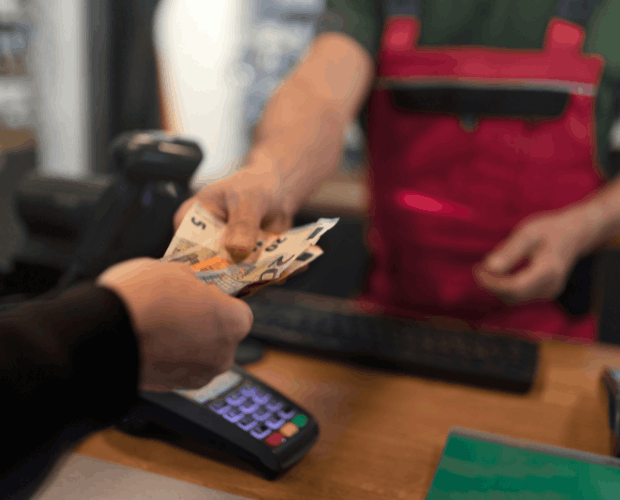 Kassiervorgang mit Registrierkasse, Bargeld und Kartenzahlung im Einzelhandel
