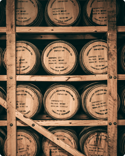 Gelagerte Rye-Whiskey-Fässer in einem Holzregal einer Brennerei
