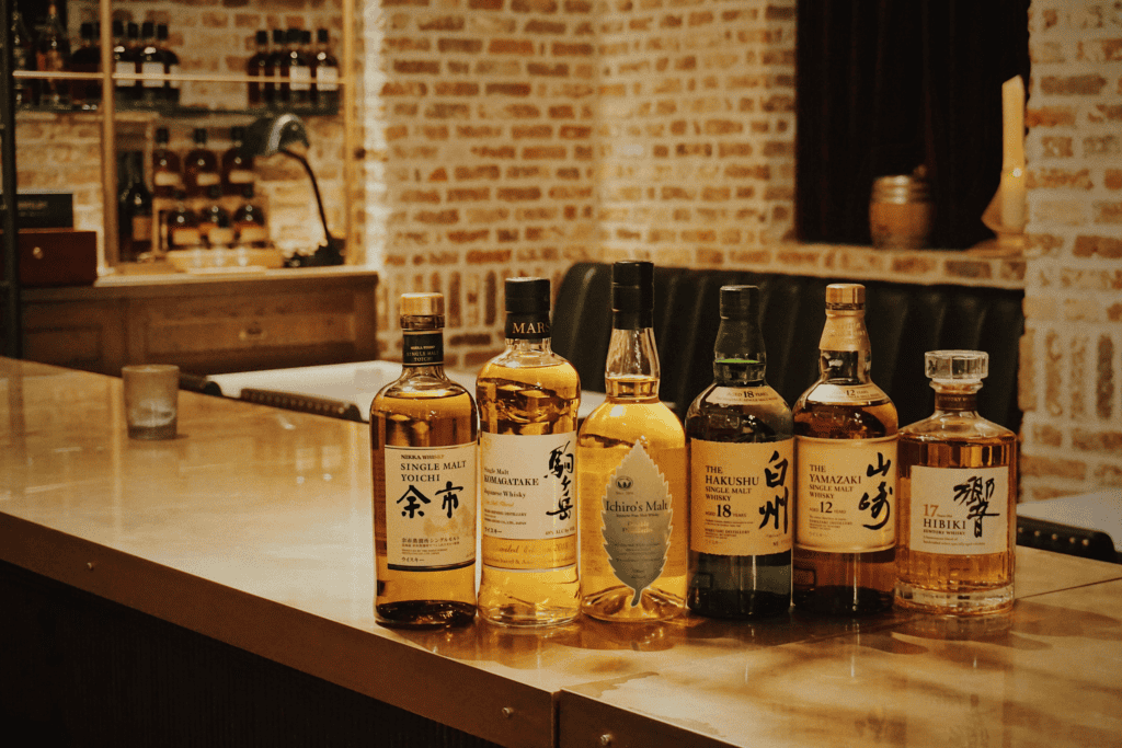 Auswahl japanischer Whiskys in verschiedenen Flaschen auf einer Bartheke