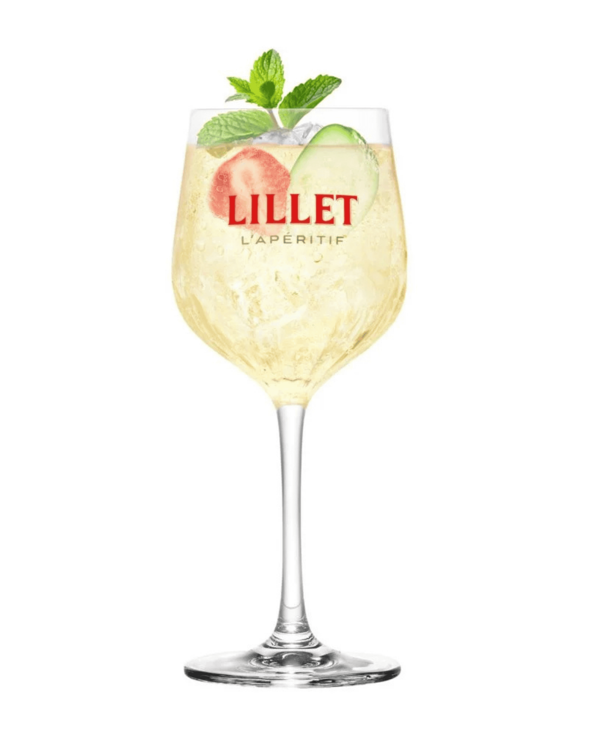 Lillet Blanc Cocktail mit Eiswürfeln, Minze, Gurke und Erdbeere im Stielglas