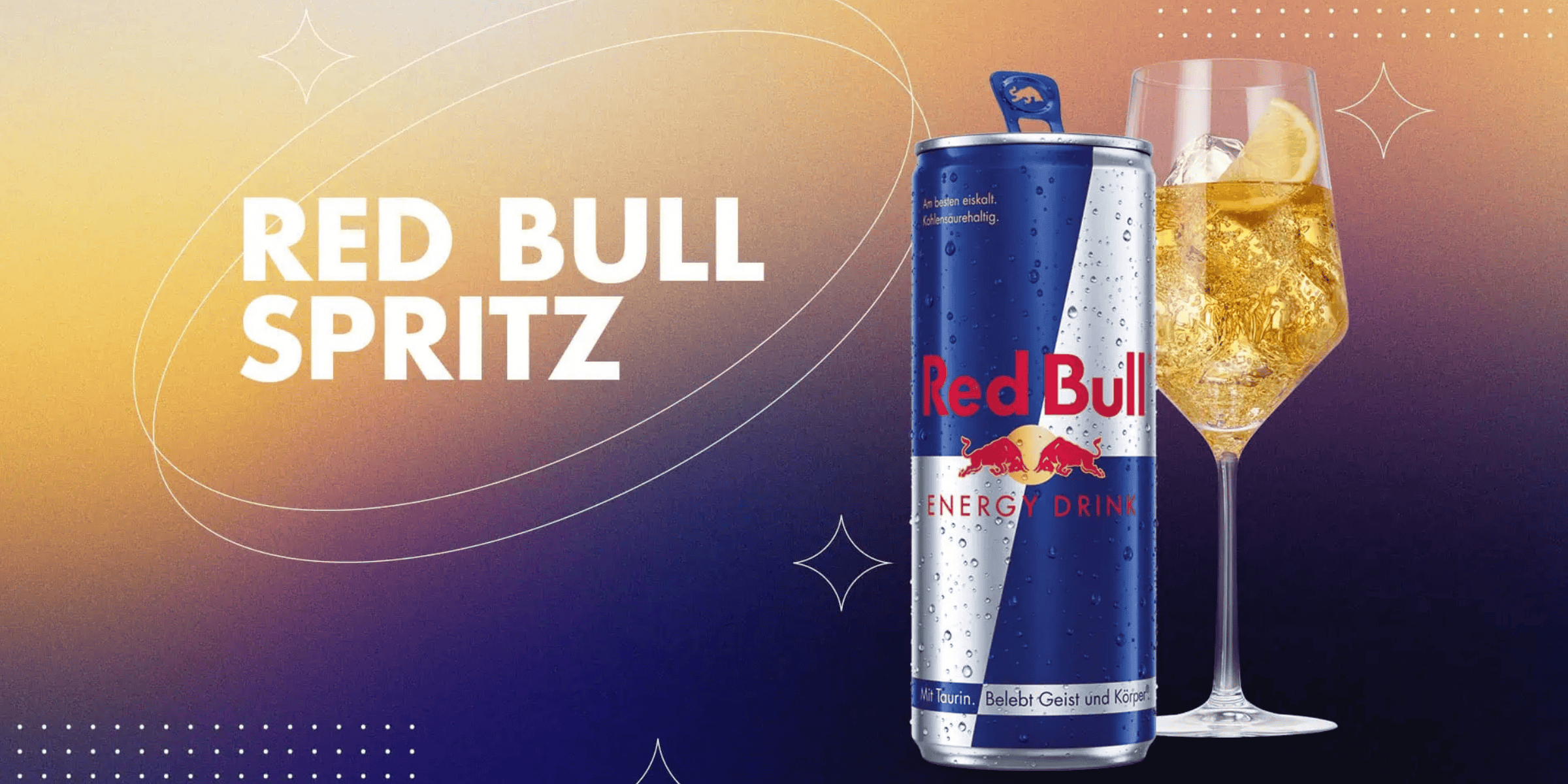 Red Bull Spritz mit Energy Drink, Eiswürfeln und Zitronengarnitur im Weinglas