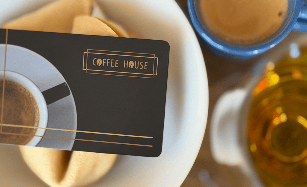 Gutschein neben Kaffee und Getränken in einem Café