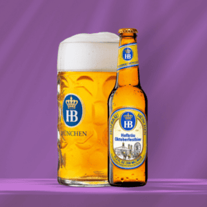 Hofbräu Oktoberfestbier in Flasche und Bierglas vor violettem Hintergrund