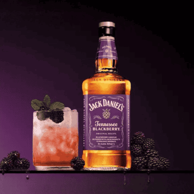 Jack Daniel's Tennessee Blackberry mit rotem Brombeerdrink, Minze und frischen Brombeeren