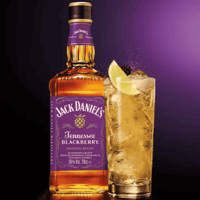 Jack Daniel's Tennessee Blackberry mit goldenem Longdrink, Limette, Eiswürfeln und Brombeeren