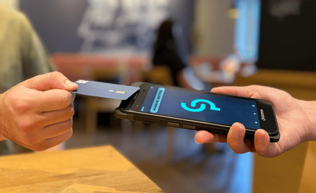 Orderman mit Kartenzahlung per NFC in der Gastronomie