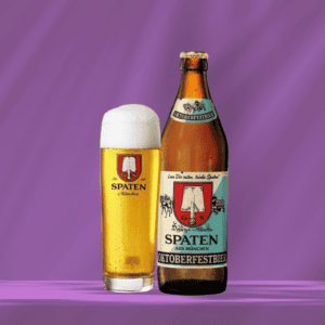 Spaten Oktoberfestbier in Flasche und Bierglas vor violettem Hintergrund