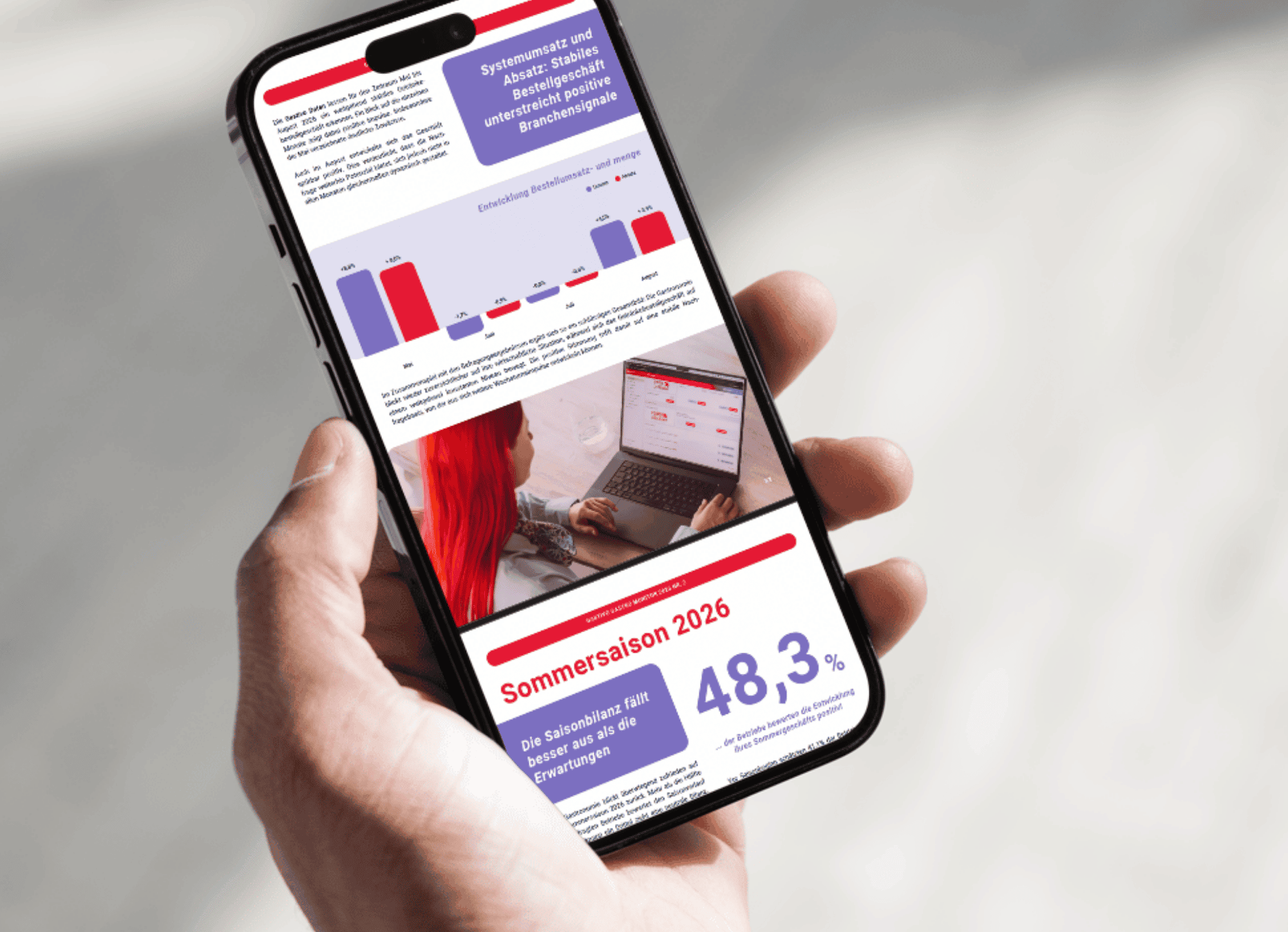 Hand hält ein Smartphone mit dem Gastro-Monitor-Bericht 2026 und dessen Gastronomie-Kennzahlen.