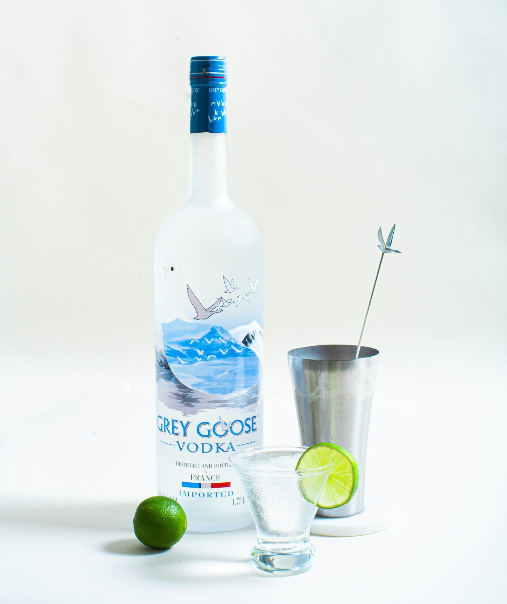 Grey Goose Wodka mit Limette und Glas auf hellem Hintergrund