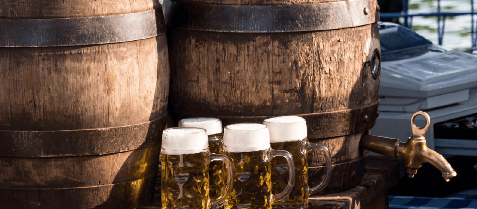 Biere vor einem Fass