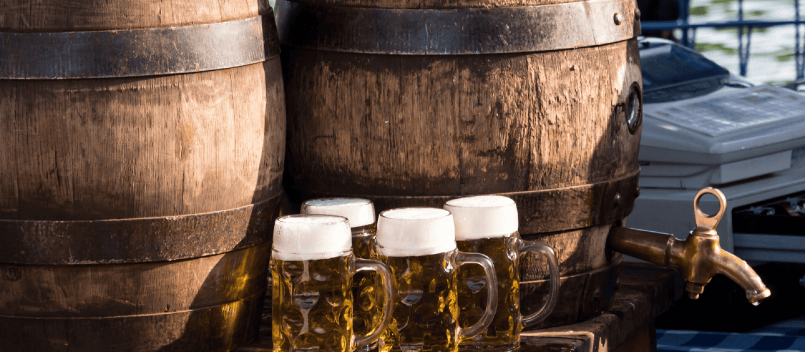 Biere vor einem Fass