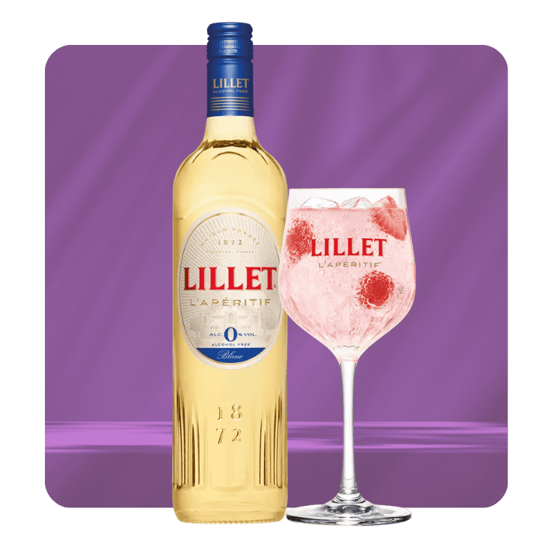 Lillet Blanc Flasche mit pinkem Lillet-Drink im Glas vor violettem Hintergrund