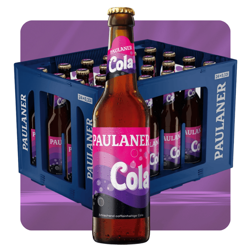 Paulaner Cola in einer Kiste mit mehreren Flaschen vor violettem Hintergrund