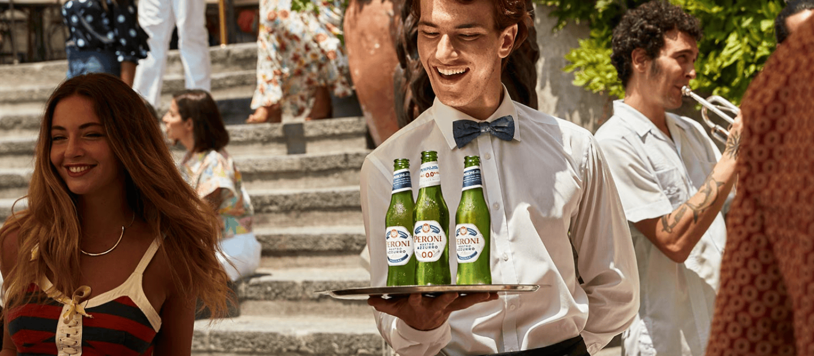 Kellner serviert Peroni-Biere auf einem sommerlichen italienischen Fest