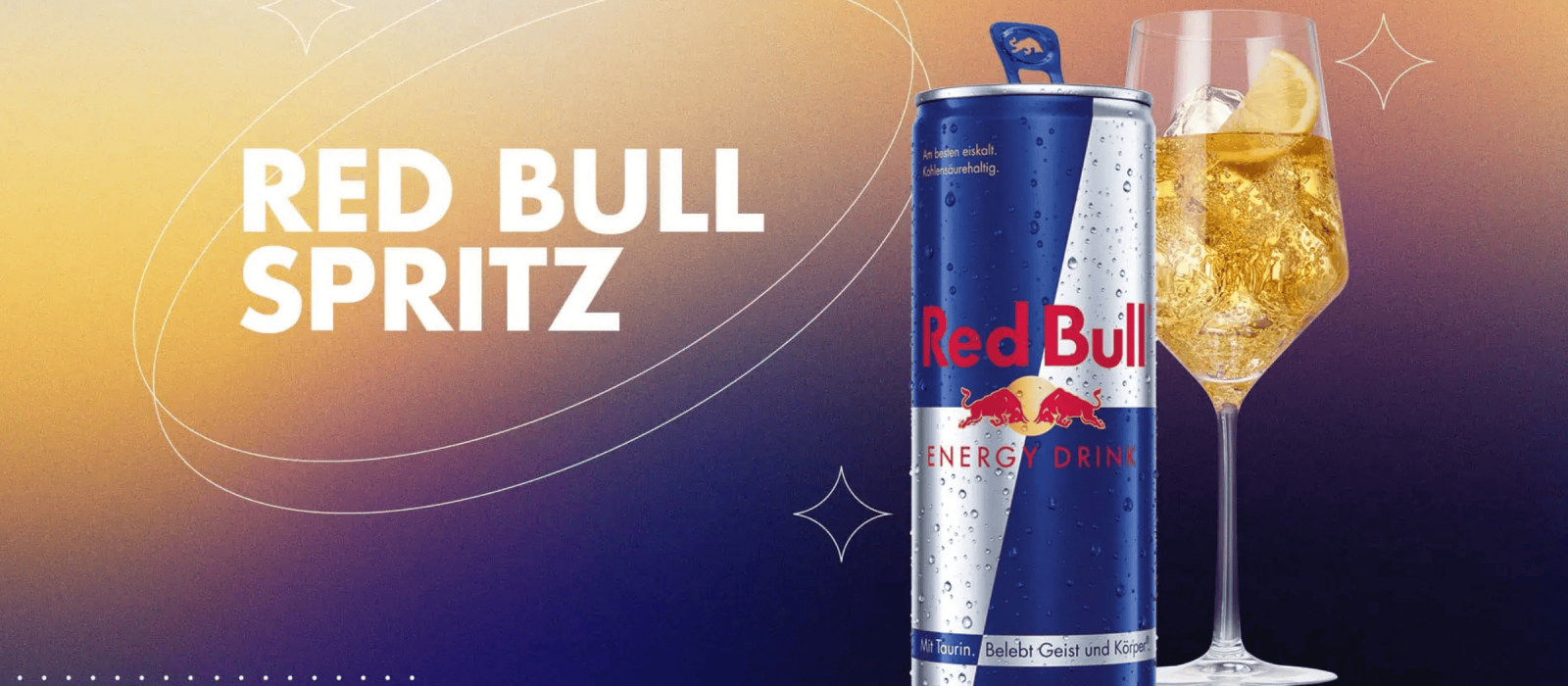 Red Bull Spritz mit Energy Drink, Eiswürfeln und Zitronengarnitur im Weinglas