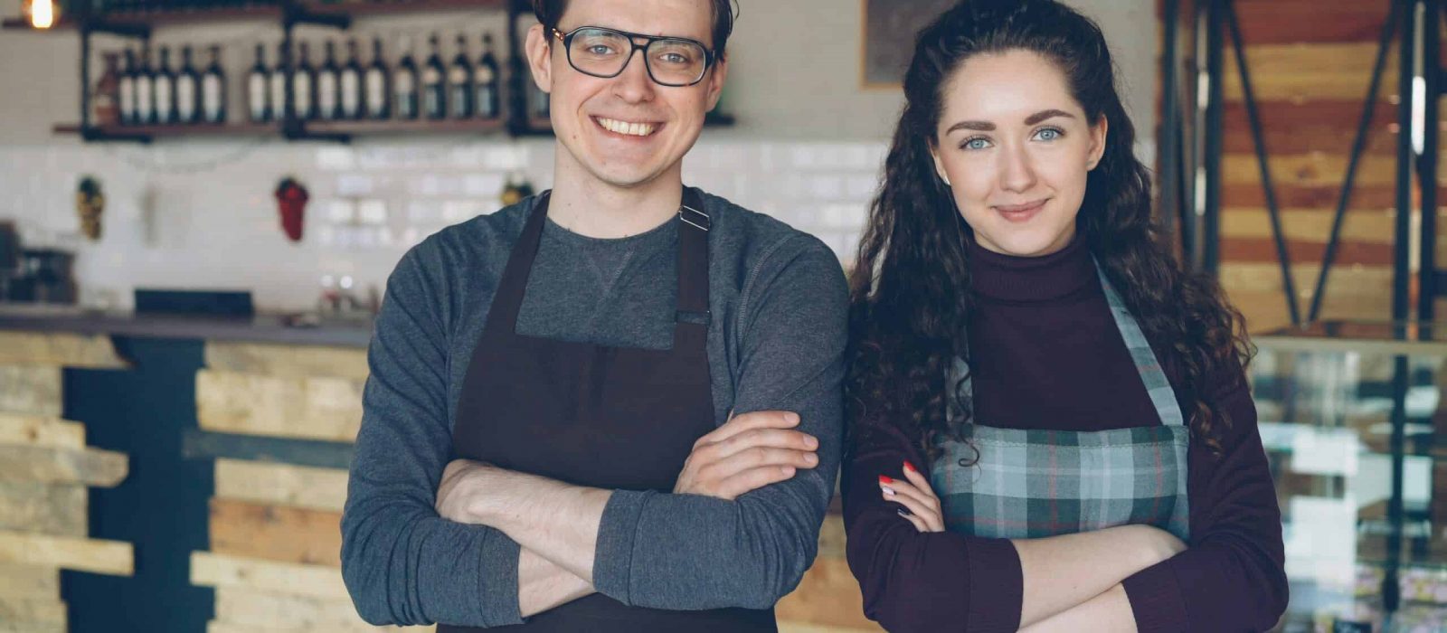 Zwei Cafebesitzer stehen stolz zusammen